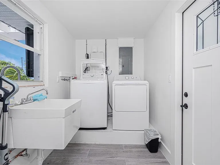 1265 Holiday Dr — Photo 17