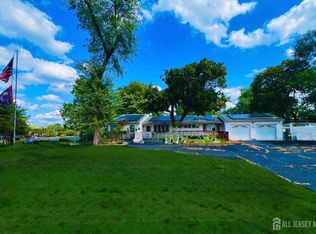 2 Palmer Rd, Kendall Park, NJ 08824