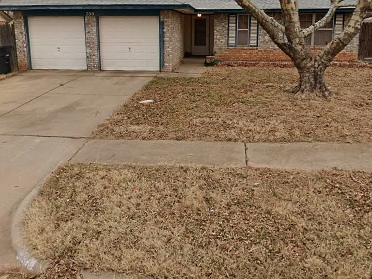 700 Cottonwood Dr — Photo 1
