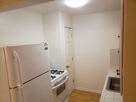 4th image of 1224 Brookfield Ave #3