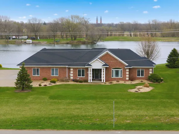 2104 332nd Ave, Dyersville, IA 52040