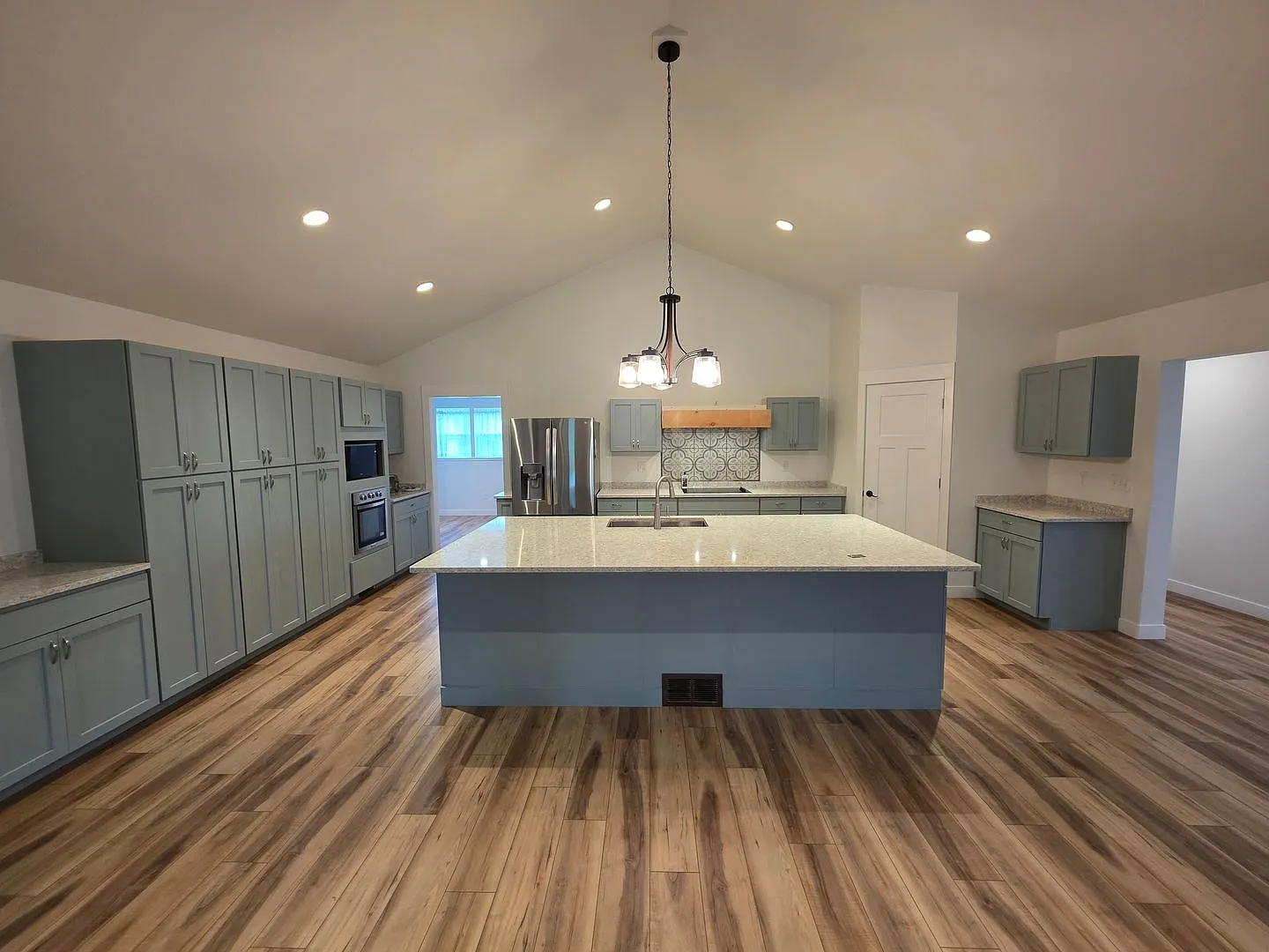 661 E River Drive — Photo 2
