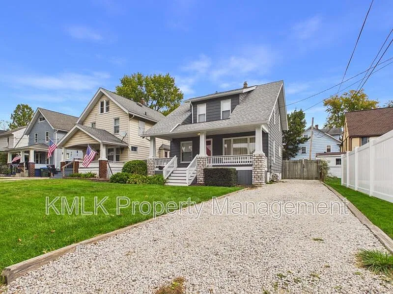3 bed, 1.0 bath, 1226 sqft, $1,695 — Photo 3