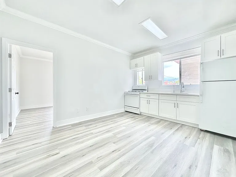 1444 W 28th St — Photo 1