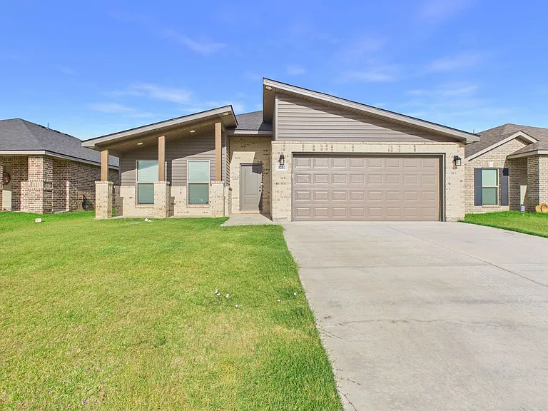 3102 Swenson St — Photo 2