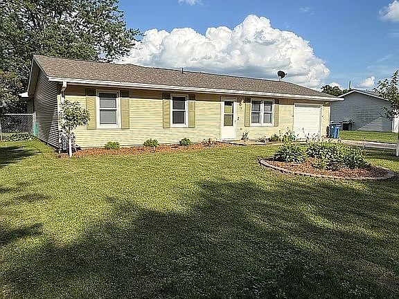 2nd image of 123 Lincoln Dr NE