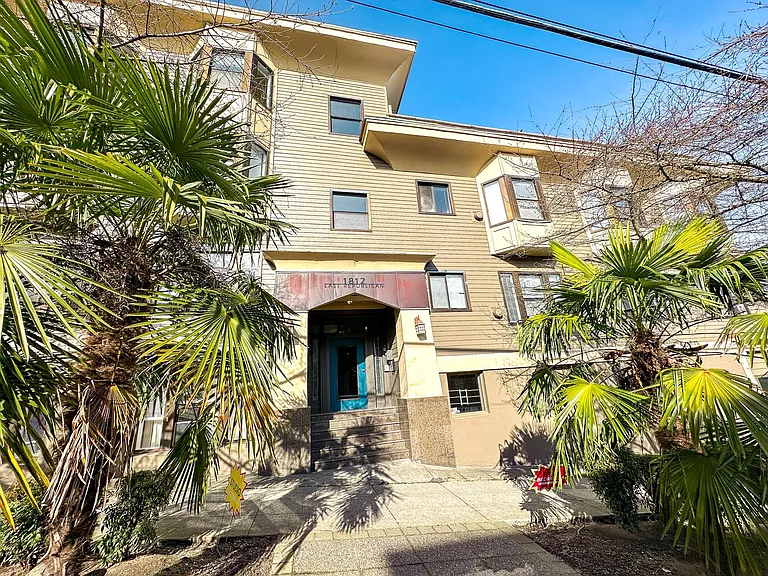 Regis Apartments — Photo 15