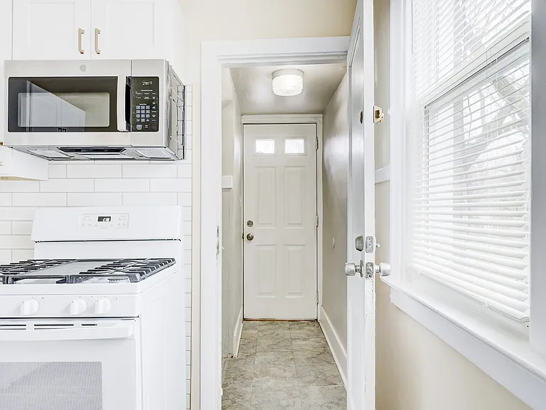 338 E Webster Ave — Photo 28