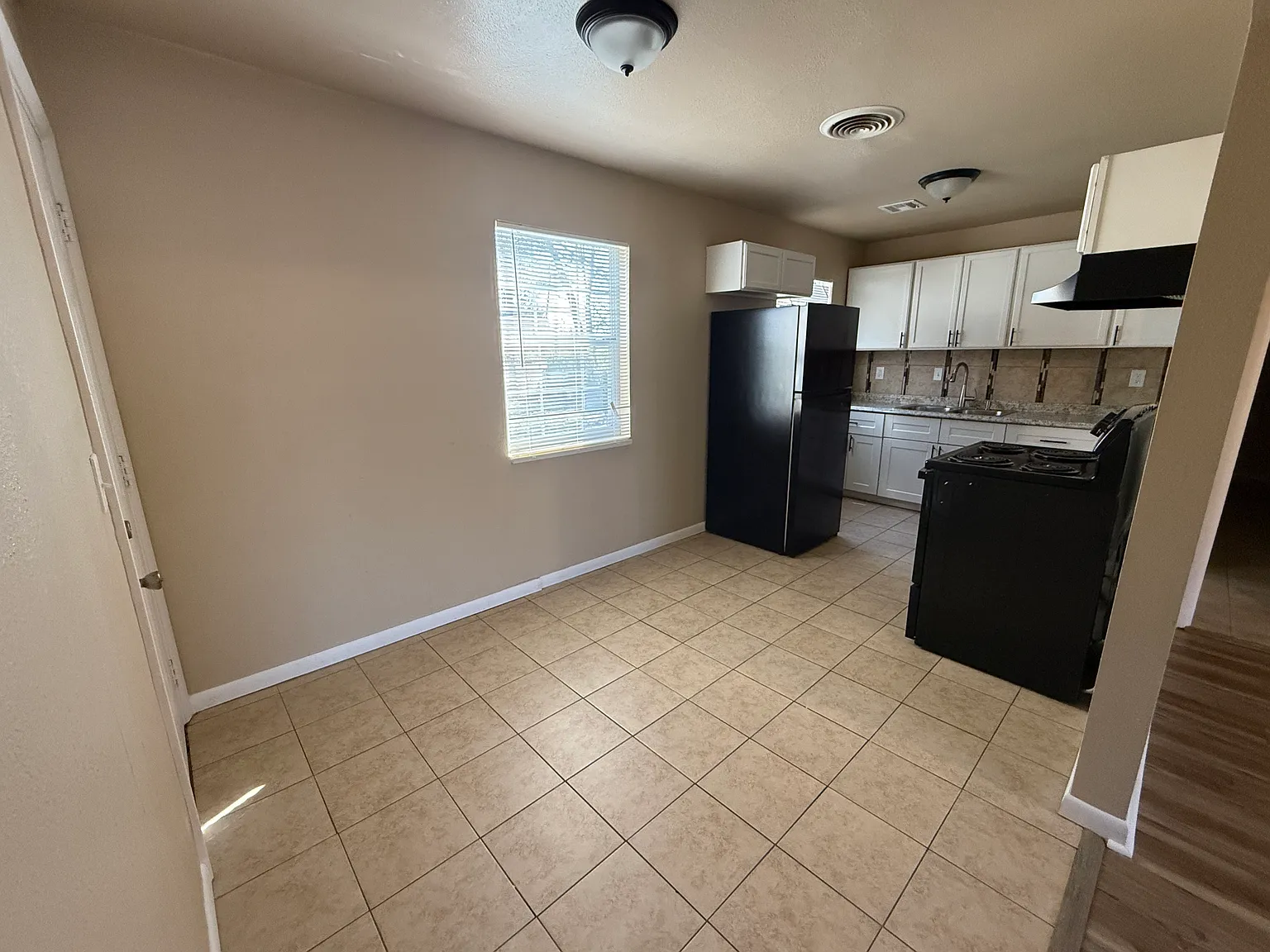 3 bed, 864 sqft, $1,300 — Photo 4