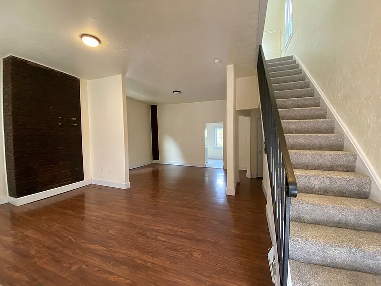 409 Parkwood Rd — Photo 2
