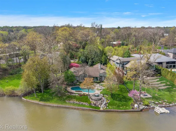 3945 Kirkland Ct, Bloomfield Hills, MI 48302