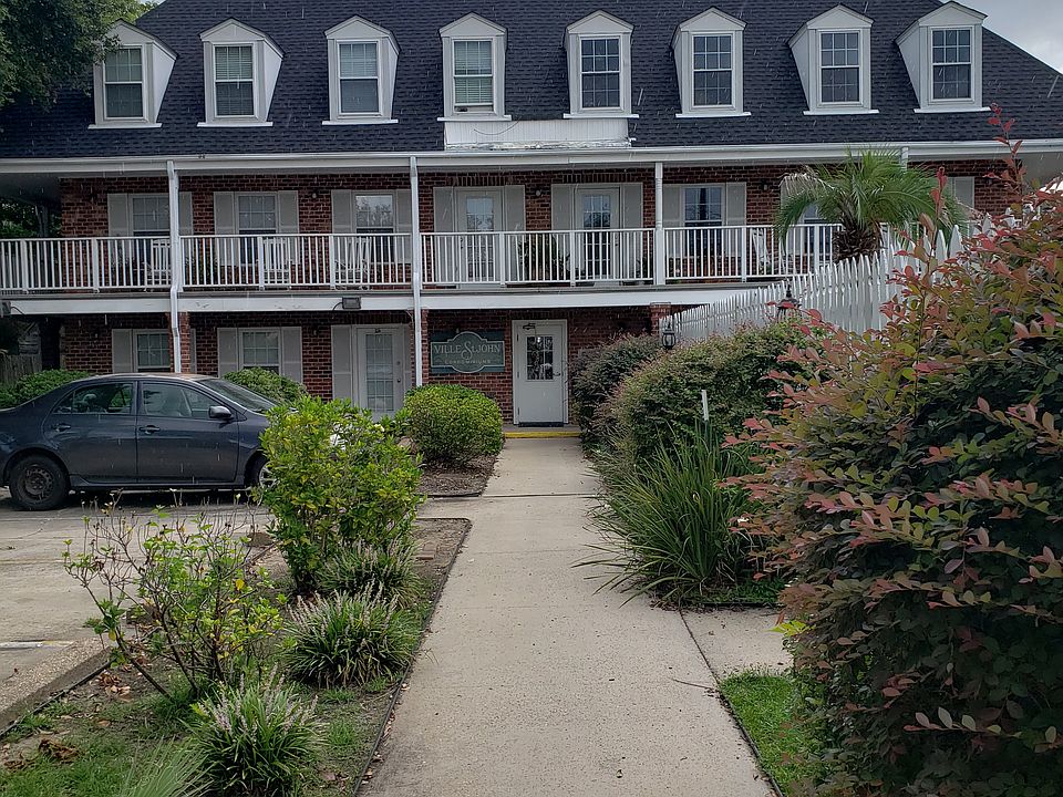 Front Entrance Gated Pool on the Left.
Locked Front entrance only allowed entry with a key or code