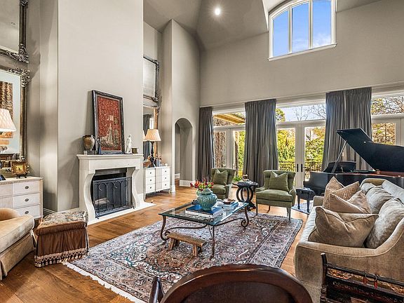 5th image of 19 Spring Valley Ln