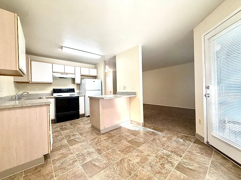 0174-06PP Lindsey Anne Apartments — Photo 5