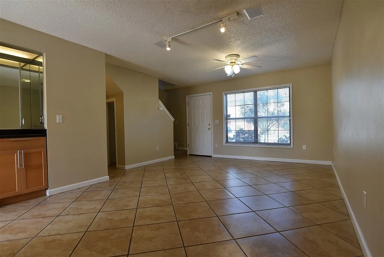 2br 2.5ba Updated Home In Hidden Oaks, Winter Park Kitchen Updated, Tile Floor Downstairs, Commun... — Photo 4