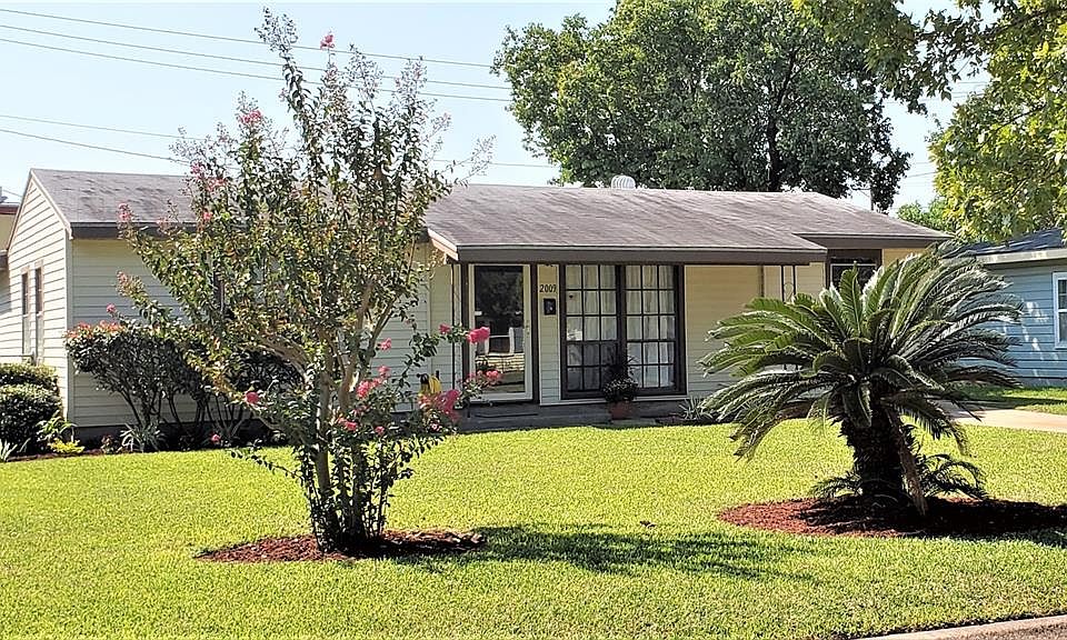 Cute, well maintained home in quiet neighborhood.