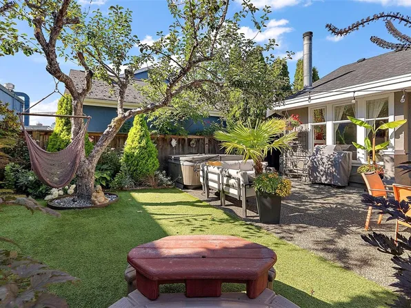 1109 Caledonia Ave, Victoria, BC V8T 1E9