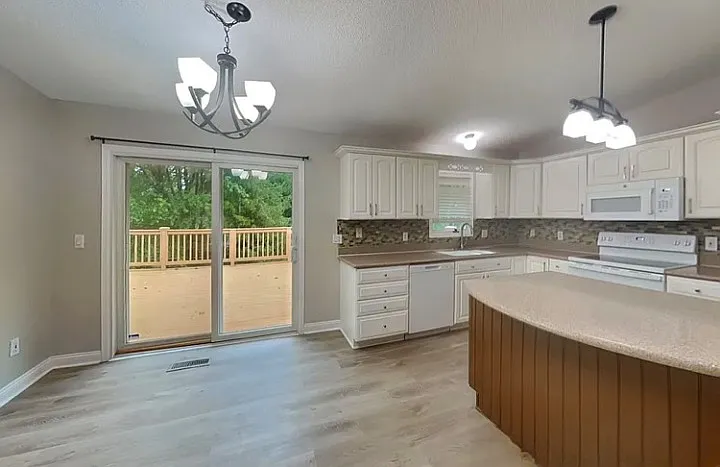 3 bed, 1458 sqft, $2,599 — Photo 2