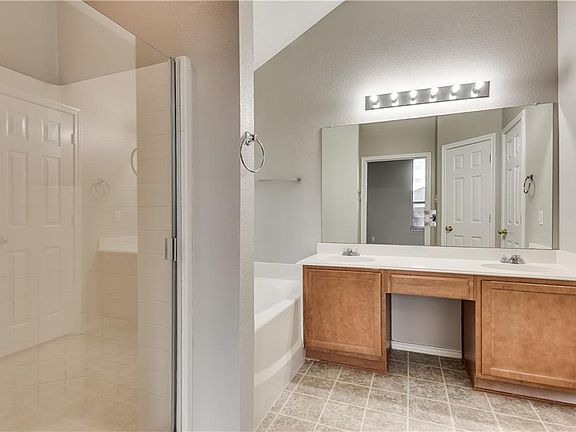 5th image of 1118 Twin Lakes Dr