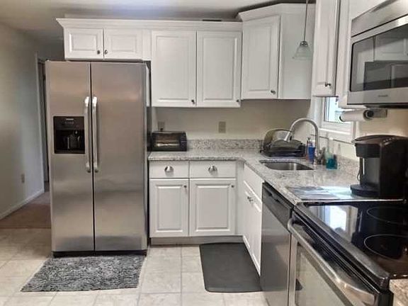 3rd image of 12 Hyde Park Dr
