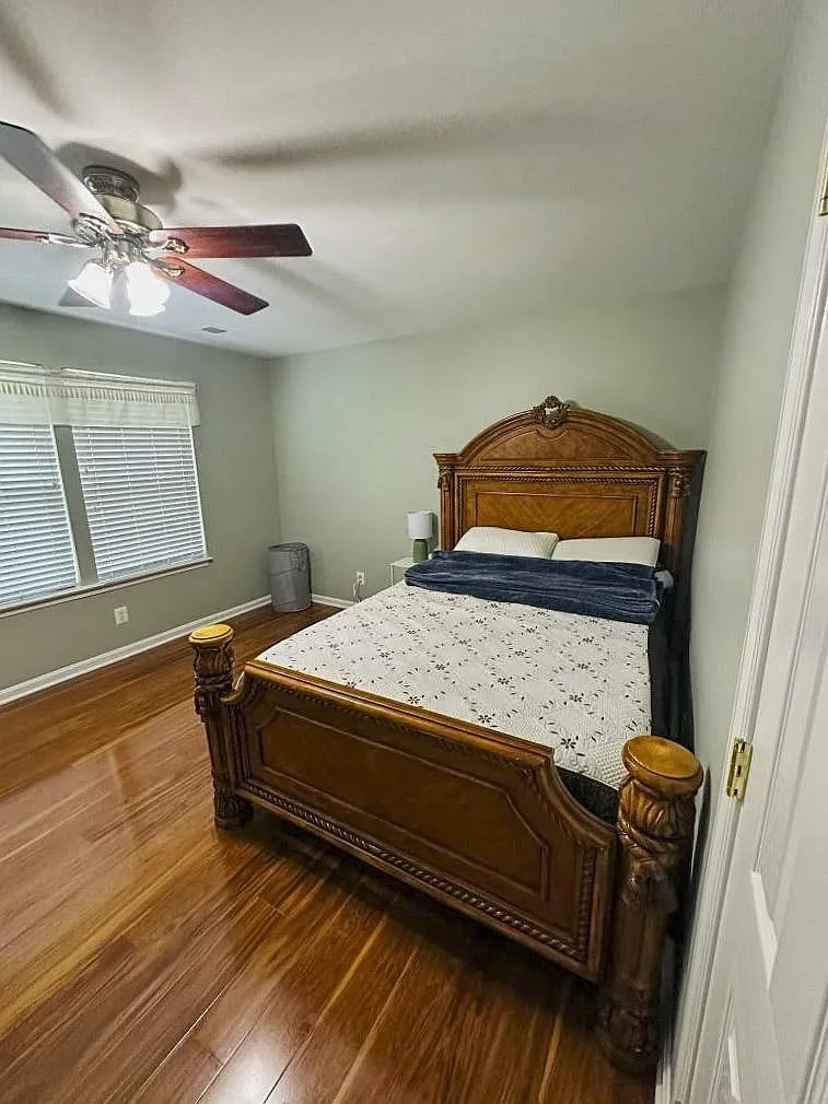 2 bed, 2.0 bath, 2720 sqft, $1,594 — Photo 2