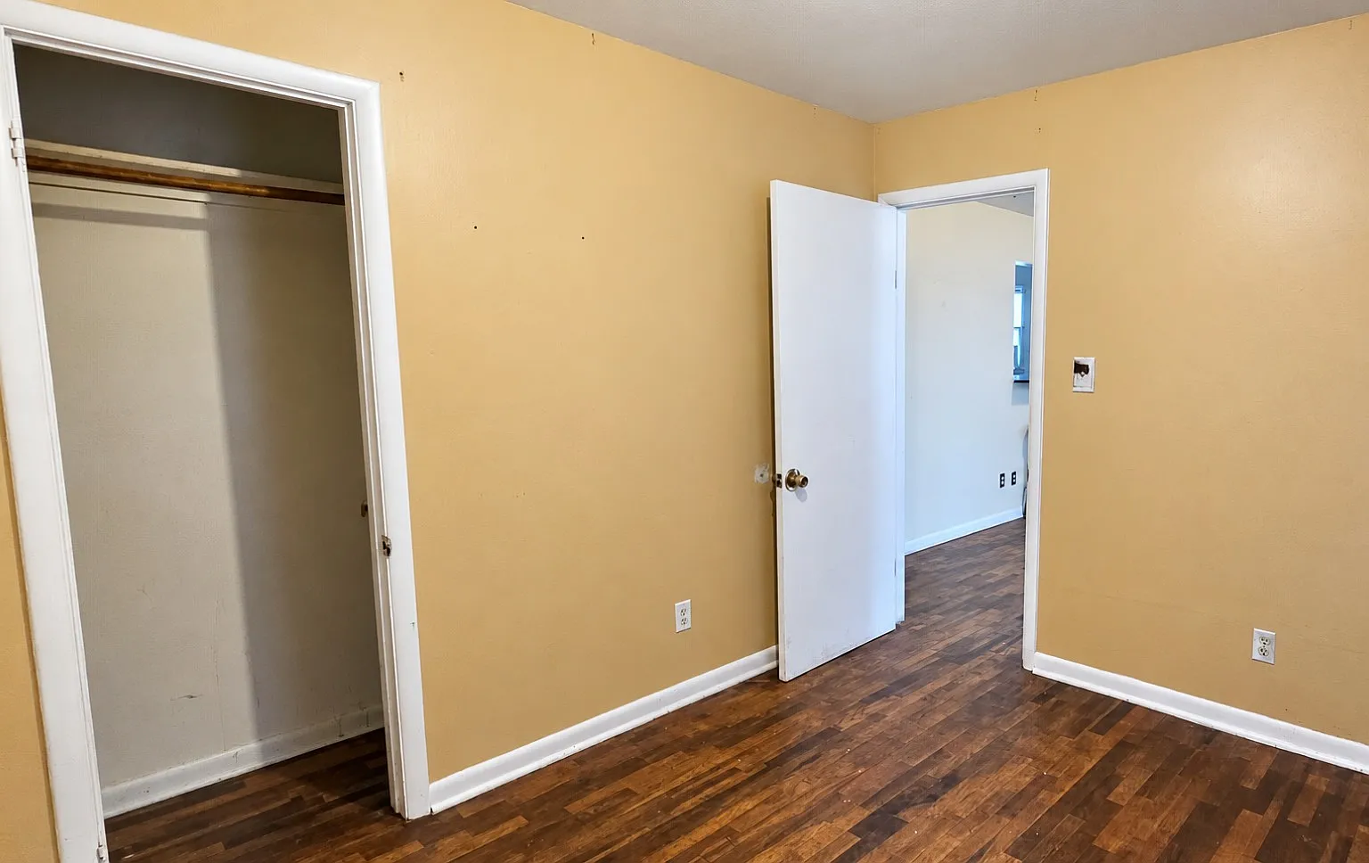 Charming Pet-Friendly 3BR Home with Central AC & Spacious Parking in Flint! — Photo 4