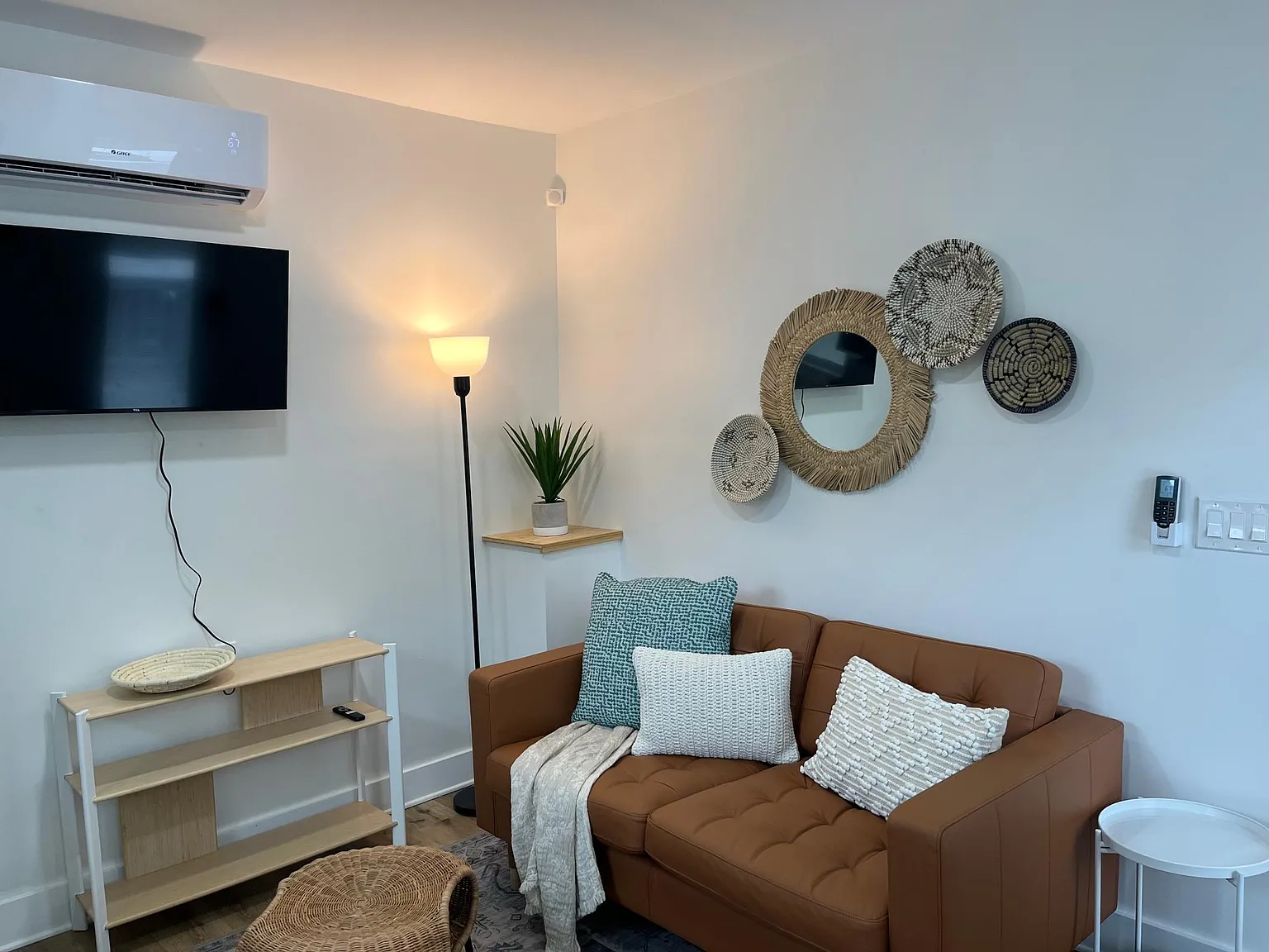 2810 North Mitchell Avenue - Apartment Home - B — Photo 2