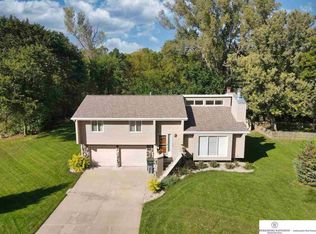 6018 Bridle Path, Omaha, NE 68152