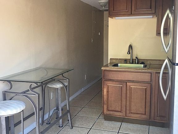 3rd image of 2472 S Palmetto Ave