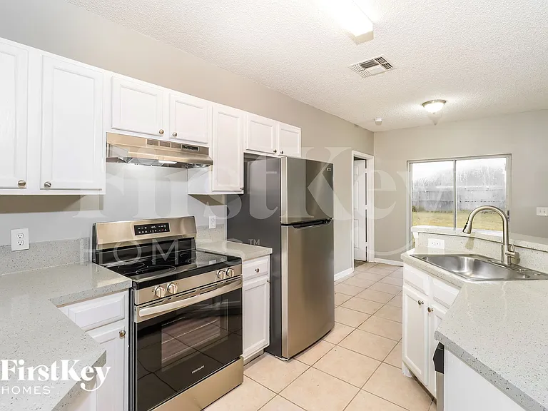 1164 Schumann Dr — Photo 5