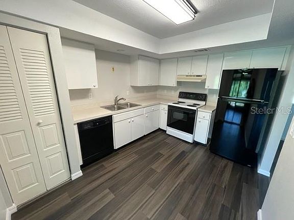 3rd image of 94 Venice East Blvd