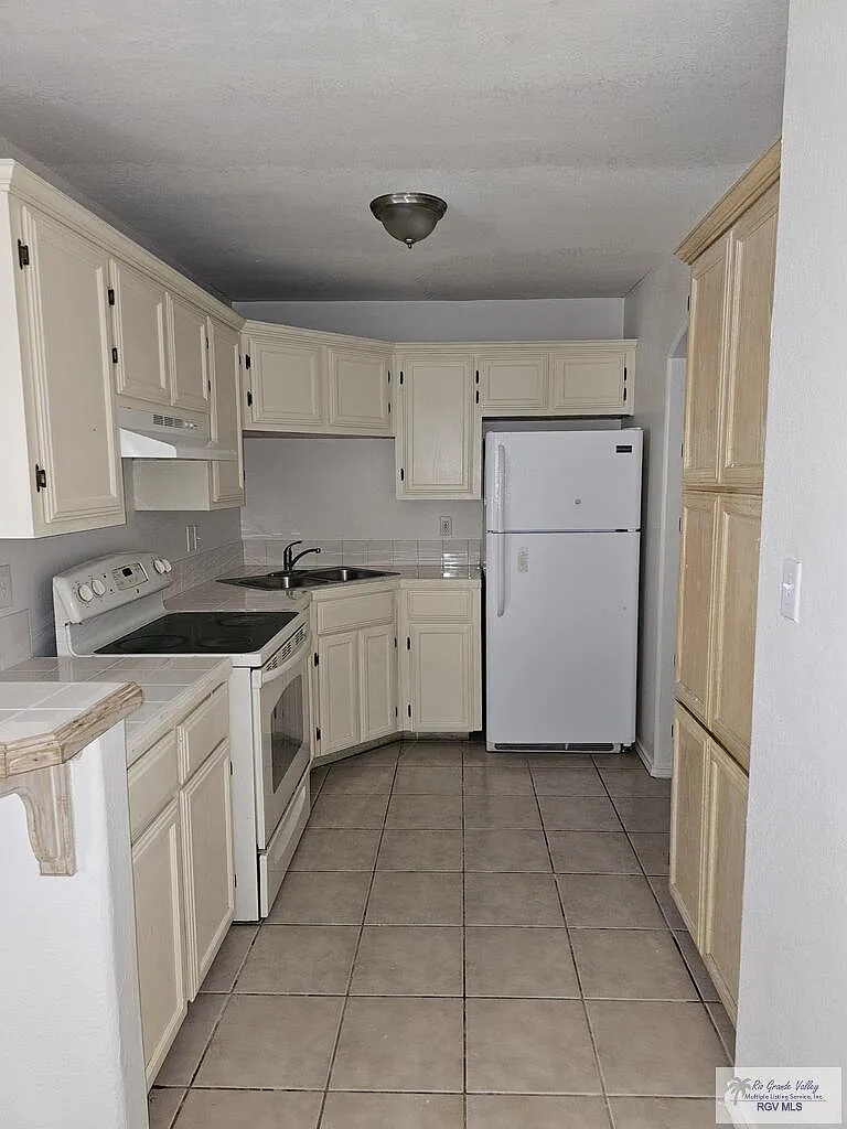 729 Sonesta Dr — Photo 3
