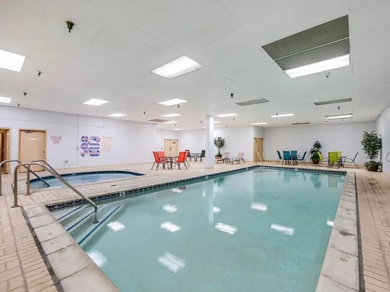 Heated pool, Jacuzzi, Sauna
