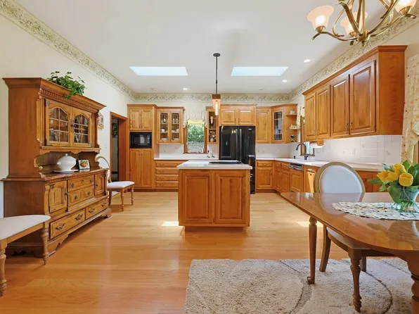 665 South St, Walpole, MA 02081