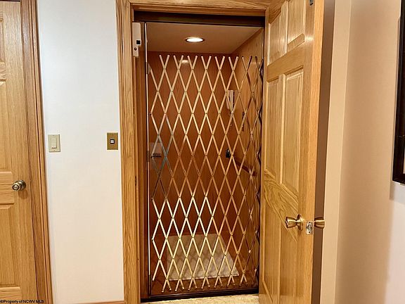 4th image of 310 Seemont Dr
