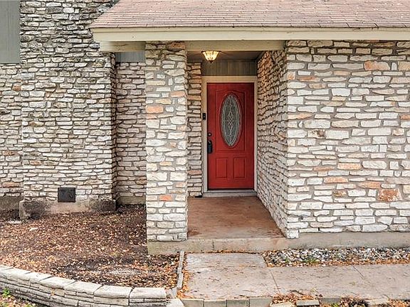 4th image of 10019 Woodland Village Dr
