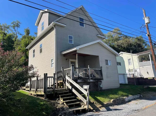 483 Ohio Ave, Westover, WV 26501