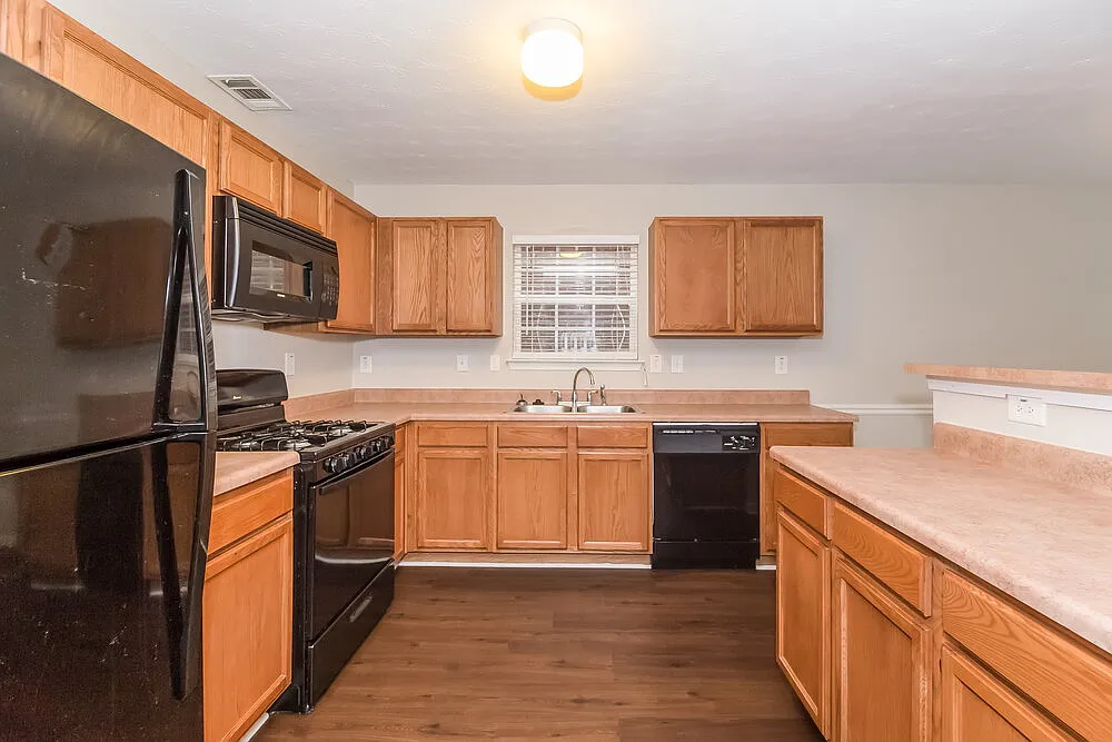 4 bed, 2.5 bath, 1982 sqft, $1,990 — Photo 4