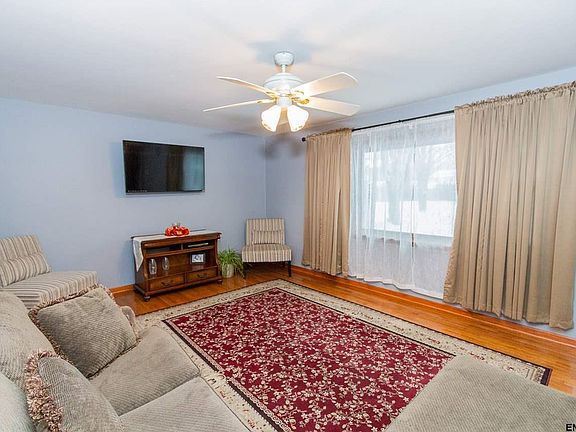 4th image of 12 Brookwood Dr