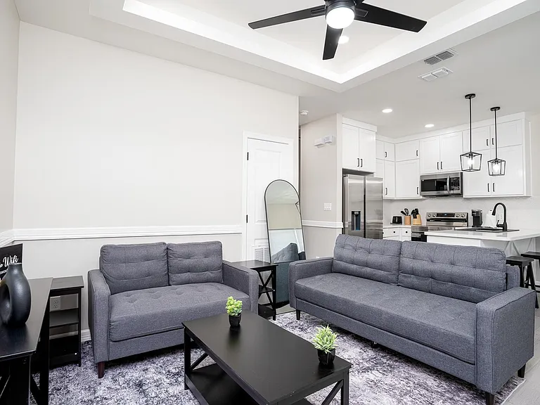 1405 E Samano St #B — Photo 2