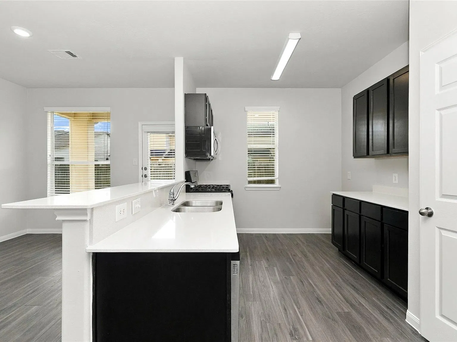 3 bed, 2.5 bath, 1669 sqft, $1,830 — Photo 2