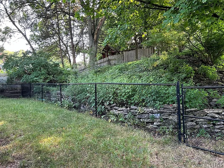 302 Oakridge Dr — Photo 33