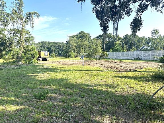3rd image of 1076 Bee Hive Rd