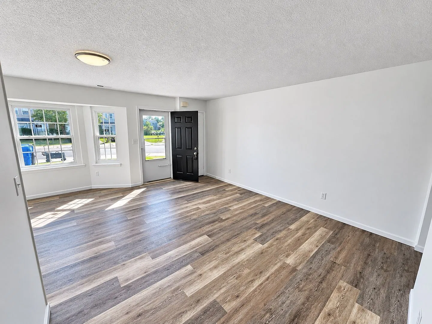Charming 2 bedroom, 1.5 bath Townhouse available at The Lakes — Photo 4