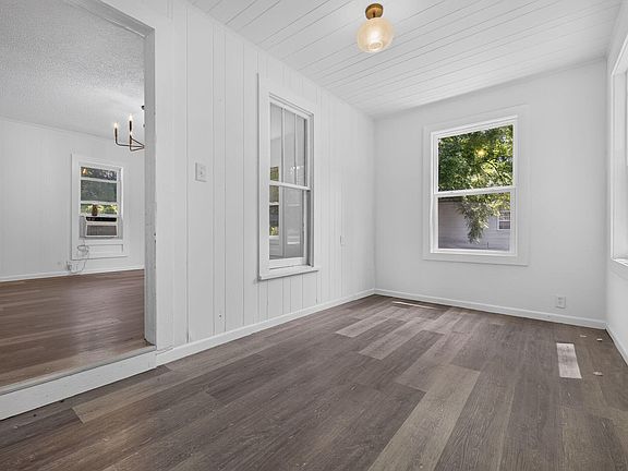 5th image of 604 W Woodbine Road