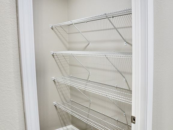 Walk-in-pantry