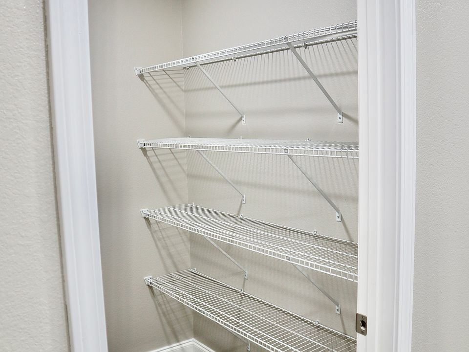Walk-in-pantry