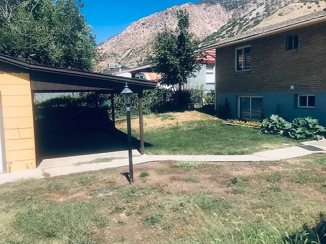 Beautiful home with 2 car garage — Photo 2