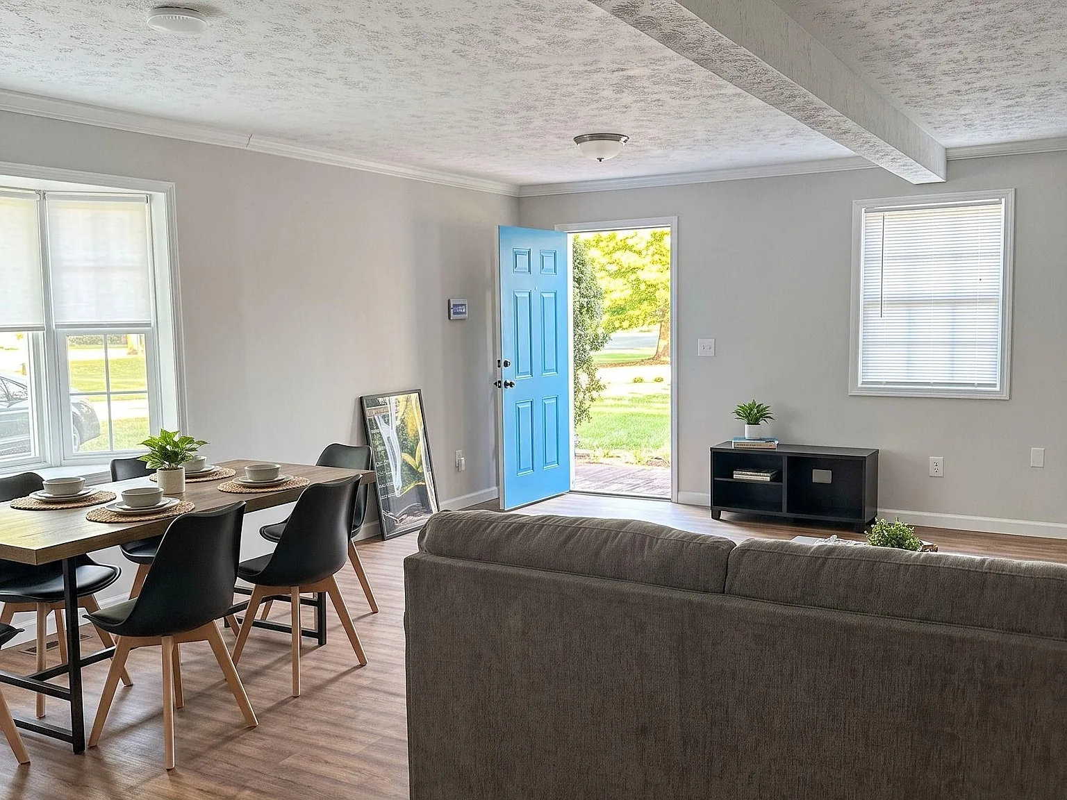 4 bed, 2.0 bath, 2452 sqft, $1,092 — Photo 2