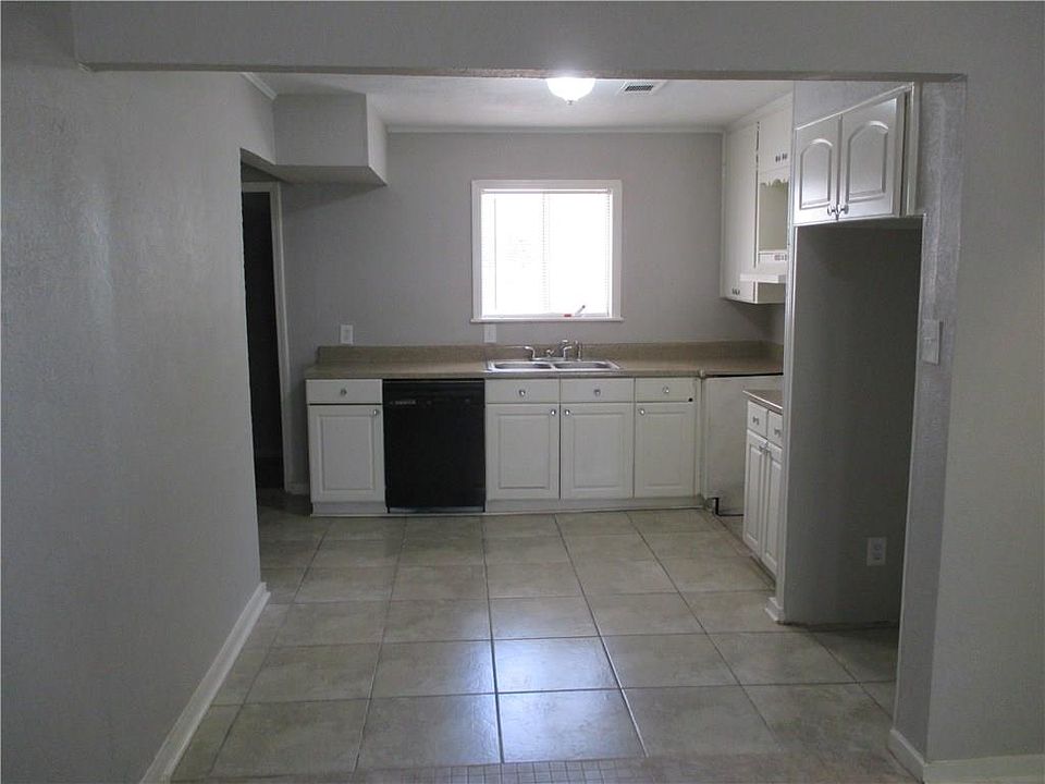 2nd image of 3110 Elm Park